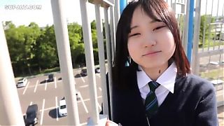 可爱日本女学生美胸与甜美面容